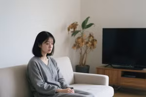 Thiếu cảm giác ranh giới từ gia đình chồng là ngòi nổ cho những mâu thuẫn. (Ảnh: ITN).