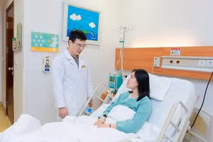 Chị Liên xúc động với gương mặt bình thường sau phẫu thuật.