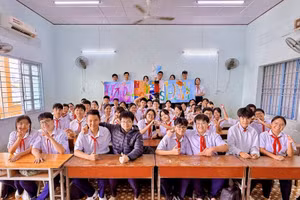 Xúc động bài vè dài kỷ lục: Món quà 48 học sinh tặng 48 người mẹ ngày 8/3