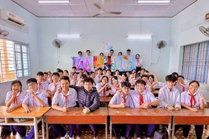 Xúc động bài vè dài kỷ lục: Món quà 48 học sinh tặng 48 người mẹ ngày 8/3