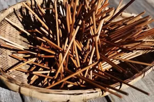 Phơi đũa dưới ánh nắng mặt trời trong nửa ngày, tia cực tím trong ánh nắng mặt trời cũng có tác dụng khử trùng và diệt khuẩn. (Ảnh: ITN)