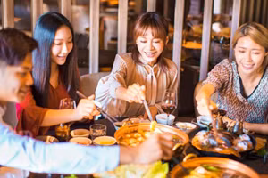 Lượng đường và chất béo trong máu tăng lên sau bữa ăn, cùng với việc thiếu vận động, lượng calo dư thừa sẽ chuyển hóa thành chất béo, dễ dẫn đến tăng cân. (Ảnh: ITN)