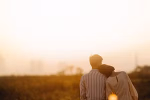 Một cử chỉ ấm áp nhỏ bé cũng có thể dễ dàng khiến nàng hạnh phúc cả ngày. (Ảnh: ITN).