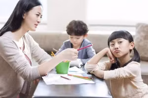 Khi trẻ có kết quả thi không tốt, phản ứng và cách xử lý của cha mẹ có ảnh hưởng sâu sắc đến sự phát triển của trẻ. (Ảnh: ITN).