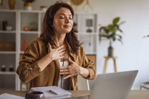 Sức khỏe tinh thần không phải lúc nào cũng xuất hiện dưới dạng kịch tính, nhưng nó âm thầm tích tụ qua căng thẳng, mệt mỏi và áp lực liên tục. (Ảnh: ITN).