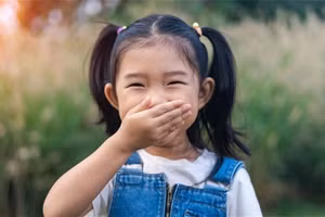 Để dạy con về sự trung thực, bạn cần hiểu lý do con nói dối và những lý do đó thay đổi như thế nào khi chúng lớn lên. (Ảnh: ITN).