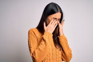 Cảm giác cộm, nóng rát và chảy nước mắt phản xạ có thể cho thấy mắt bạn không đủ ẩm và thường liên quan đến việc sử dụng màn hình lâu. (Ảnh: ITN)