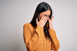 Cảm giác cộm, nóng rát và chảy nước mắt phản xạ có thể cho thấy mắt bạn không đủ ẩm và thường liên quan đến việc sử dụng màn hình lâu. (Ảnh: ITN)