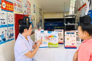 Cán bộ ở trạm y tế tư vấn cho người dân. Ảnh BSL