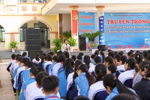 Hoạt động truyền thông chăm sóc sức khỏe sinh sản thanh thiếu niên được tổ chức tại Trường THCS Minh Quang, xã Ba Vì (Hà Nội). Ảnh BVPSHN