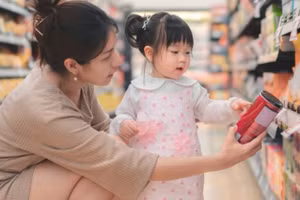 Cha mẹ cần rèn luyện thói quen ăn uống lành mạnh cho con. (Ảnh: ITN)