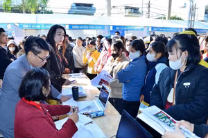 Rất đông người dân tham gia phiên giao dịch việc làm. Ảnh Huy Hoàng