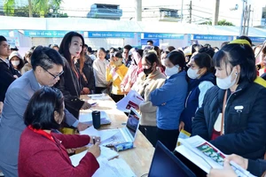 Rất đông người dân tham gia phiên giao dịch việc làm. Ảnh Huy Hoàng
