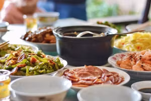 Mỗi dịp Tết, những bữa ăn lớn giàu năng lượng khiến dạ dày của chúng ta mệt mỏi. (Ảnh: ITN).