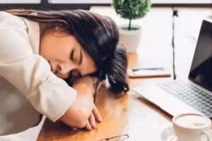 Nếu ngủ trưa quá lâu, đặc biệt là quá 30 phút, bạn có thể rơi vào giai đoạn ngủ sâu. (Ảnh: ITN)