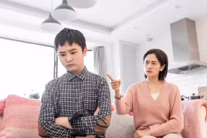 Nếu cha mẹ lúc trẻ thiên vị một đứa con, bỏ qua cảm xúc của những đứa con khác, sẽ dễ dàng dẫn đến sự chia rẽ trong gia đình. (Ảnh: ITN).