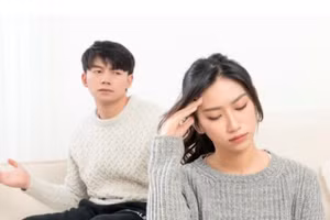 Sau khi chia tay, bạn phải thể hiện lòng can đảm, vừa biết buông vừa biết nắm. (Ảnh: ITN)