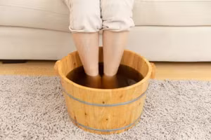 Ngâm chân mặc dù tốt, nhưng không phải ai cũng phù hợp. (Ảnh: ITN)