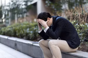 Dấu hiệu của một người đàn ông thất tình là anh ấy cầu xin bạn quay trở lại. (Ảnh: ITN).