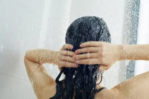 Hiệu quả làm mát của nước lạnh không tốt bằng nước ấm. (Ảnh: ITN)