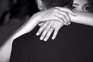 Họ không biết từ khi nào đối phương đã thay đổi, hay họ trở nên khác biệt với chính mình? (Ảnh: ITN).