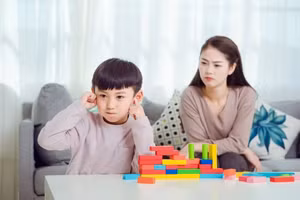 Khi cha mẹ phê bình trẻ, cần chú ý đến phương pháp, kỹ năng, thực hiện theo cách mà trẻ có thể tiếp nhận. (Ảnh: ITN).