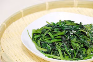 Lá rau muống và lá khoai lang có xu hướng chuyển sang màu đen nếu xào lâu. Do đó, thời điểm cho rau vào chảo cũng phải tuyệt đối chính xác. (Ảnh: ITN).