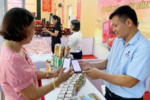 Người dân sử dụng mạng di động 5G để tiếp cận thông tin. Ảnh: Huyền Thương