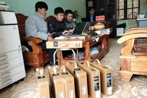 Đưa máy tính về các chi bộ thôn ở xã Tát Ngà góp phần giảm nghèo thông tin. Ảnh QĐND