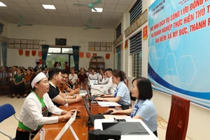 Người dân tộc Mường thôn Đồi Dùng, xã Mỹ Đức được hỗ trợ thực hiện các thủ tục hành chính ngay tại thôn. Ảnh: Kim Nhuệ