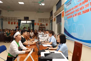 Người dân tộc Mường thôn Đồi Dùng, xã Mỹ Đức được hỗ trợ thực hiện các thủ tục hành chính ngay tại thôn. Ảnh: Kim Nhuệ