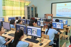 Học sinh Trường Tiểu học Thị Trấn Thạnh Hóa (xã Thạnh Hóa) ứng dụng công nghệ số trong học tập. Ảnh Hoài An