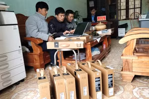 Đưa máy tính về các chi bộ thôn ở xã Tát Ngà góp phần giảm nghèo thông tin. Ảnh QĐND