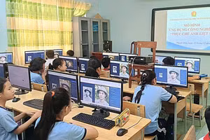 Học sinh Trường Tiểu học Thị Trấn Thạnh Hóa (xã Thạnh Hóa) ứng dụng công nghệ số trong học tập. Ảnh Hoài An