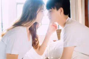 Nếu bạn muốn biết anh ấy có yêu bạn hay không, anh ấy chân thành hay giả dối, bạn đều cảm nhận được thông qua nụ hôn. (Ảnh: ITN).