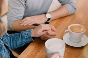 Nếu bạn là mẫu người anh ấy thích thì dù có bao nhiêu mối quan hệ, anh ấy cũng chẳng bận tâm. (Ảnh: ITN)