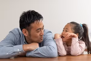 Đôi khi người lớn chọn cách nói dối để thuận tiện cho công việc hoặc tình huống nào đó. (Ảnh: ITN).