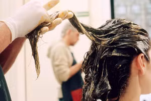 Không ít người cho rằng một số hóa chất này độc hại, hấp thụ qua da hoặc hít phải dưới dạng khói, dẫn đến các vấn đề sức khỏe từ kích ứng da đến ung thư. (Ảnh: ITN)