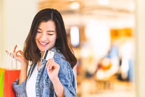 Nếu bạn cảm thấy mình không thể cưỡng lại việc sử dụng thẻ tín dụng, hãy để nó ở nhà. (Ảnh: ITN).