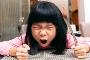 Nuông chiều quá mức khiến một đứa trẻ trở nên hư hỏng. (Ảnh: ITN).