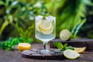 Nạp quá nhiều đồ uống lạnh có thể gây khó chịu ở đường tiêu hóa. (Ảnh: ITN)