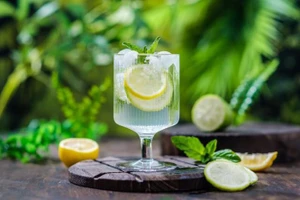 Nạp quá nhiều đồ uống lạnh có thể gây khó chịu ở đường tiêu hóa. (Ảnh: ITN)