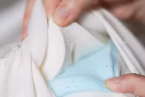 Theo thời gian, nệm sẽ tích tụ mạt bụi, các tế bào da chết, mồ hôi và những thứ khác có thể gây dị ứng và hen suyễn. (Ảnh: ITN)