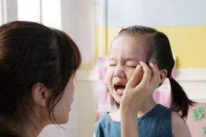 Cảm xúc của trẻ chịu ảnh hưởng sâu sắc từ cha mẹ. (Ảnh: ITN)