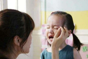 Cảm xúc của trẻ chịu ảnh hưởng sâu sắc từ cha mẹ. (Ảnh: ITN)