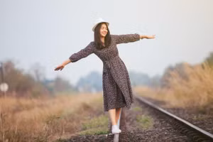 Hãy quan sát những người thích mỉm cười, bạn sẽ thấy cuộc sống của họ dường như luôn tràn ngập ánh nắng. (Ảnh: ITN).