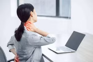 Thói quen ngồi lâu trong thời gian dài không chỉ dẫn đến béo phì, bệnh cột sống cổ, giãn tĩnh mạch chân mà còn gây ra các vấn đề sức khỏe nghiêm trọng. (Ảnh: ITN).