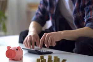 Nếu không muốn nghèo bền vững, chúng ta phải quản lý tốt dòng tiền. (Ảnh: ITN).