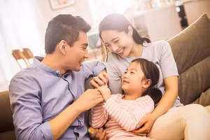 Nam giới nên được khuyến khích tham gia vào tất cả các khía cạnh của cuộc sống gia đình, bao gồm công việc nhà, chăm sóc con cái, giáo dục... (Ảnh: ITN).