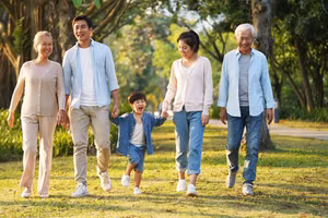 Sự ấm áp tình cảm giữa các thế hệ trong gia đình là món quà mà thời gian dành tặng cho người cao tuổi. (Ảnh: ITN).